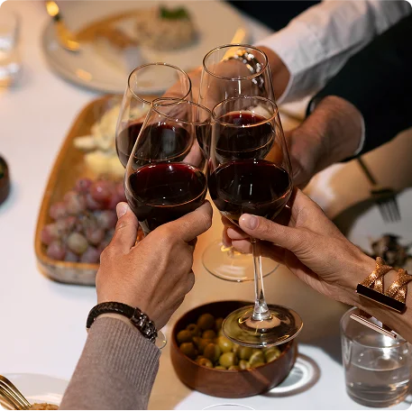 personnes trinquent verres